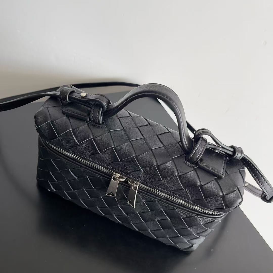 「#3858」BOTTECA VENETA uses exquisite craftsmanship intreccio weaving imported sheepskin leather Crossbody t