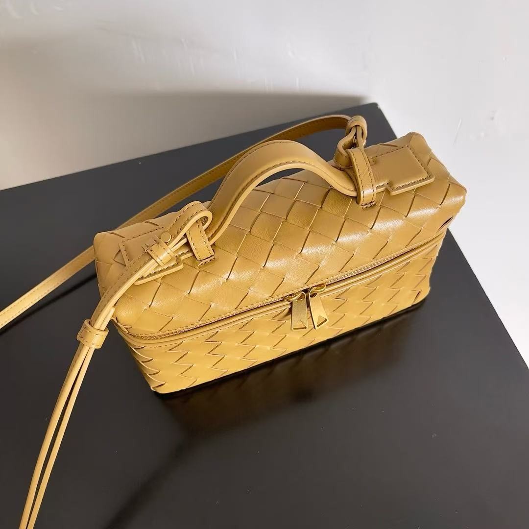 「#3854」BOTTECA VENETA uses exquisite craftsmanship intreccio weaving imported sheepskin leather Crossbody t