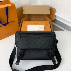 「#1992」New Louis Vuitton VOYAGER small men's messenger bag M25121 Size: 33*22.5*11cm