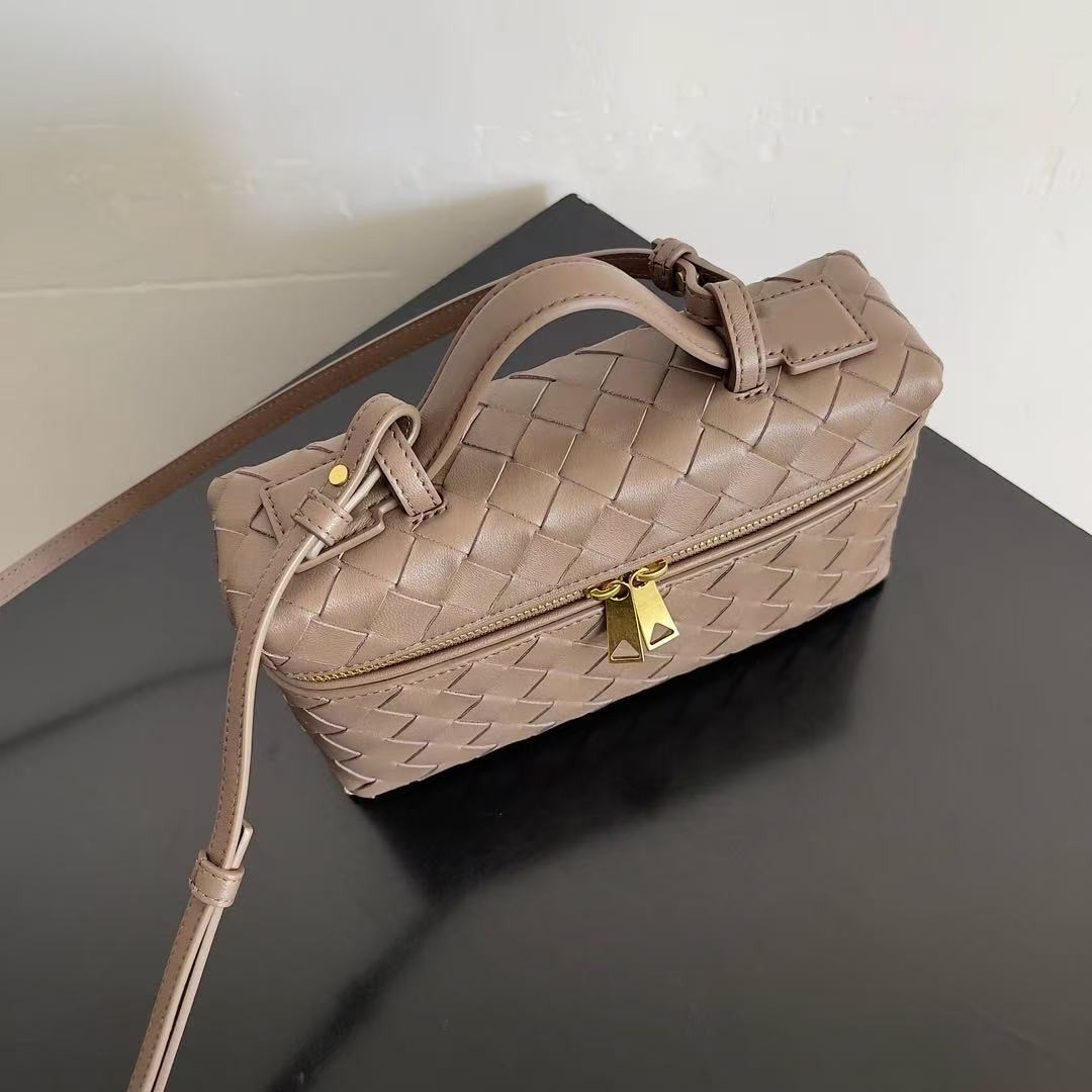 「#3863」BOTTECA VENETA uses exquisite craftsmanship intreccio weaving imported sheepskin leather Crossbody t