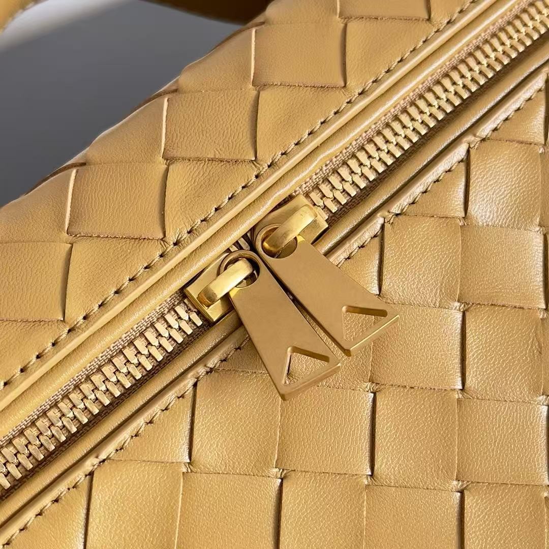 「#3854」BOTTECA VENETA uses exquisite craftsmanship intreccio weaving imported sheepskin leather Crossbody t
