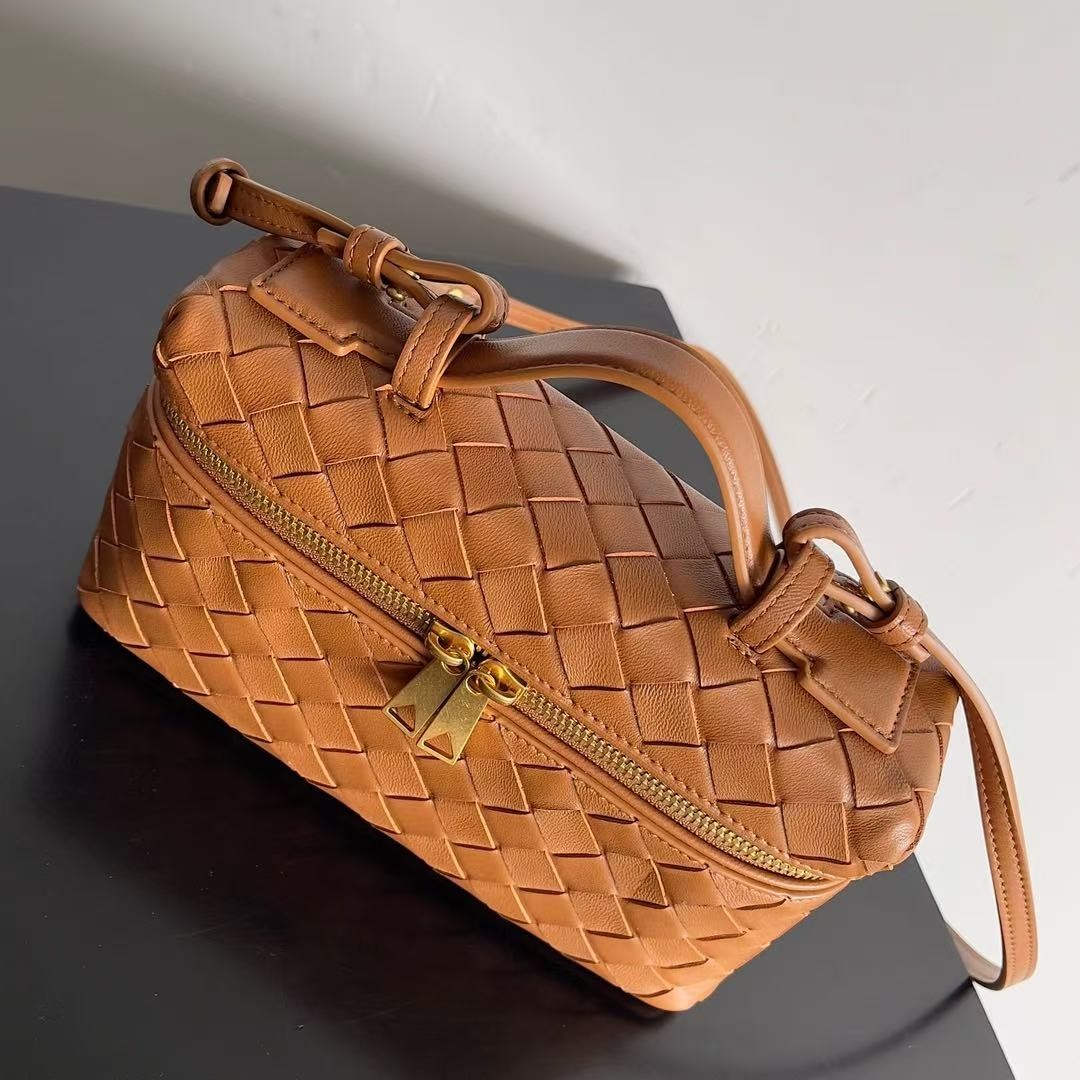 「#3856」BOTTECA VENETA uses exquisite craftsmanship intreccio weaving imported sheepskin leather Crossbody t