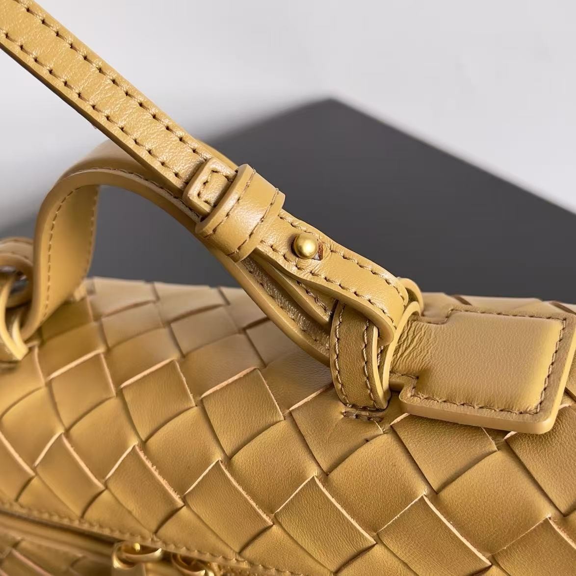 「#3854」BOTTECA VENETA uses exquisite craftsmanship intreccio weaving imported sheepskin leather Crossbody t